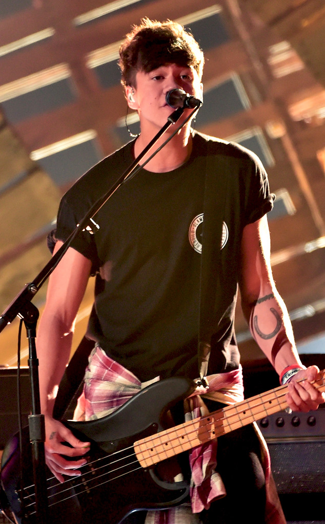 5 Seconds Of Summer S Calum Hood Speaks Out After Naked Snapchat